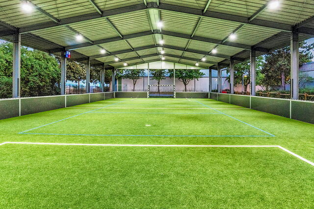 Überdachte Freilufthalle mit Kleinfeld-Fußballplatz