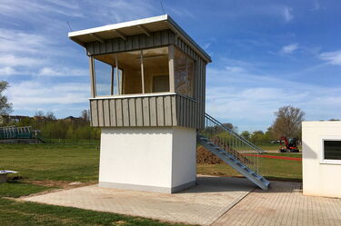 Frontalansicht neu gebauter Sprecherturm im Ernst-Thälmann-Stadion Zeitz