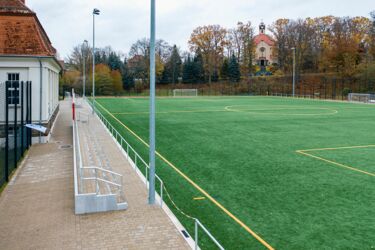 Kassenhäuschen am Kunststoffrasenspielfeld
