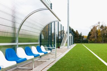 Detailaufnahme blaue und gelbe Sitze der Spielerbank