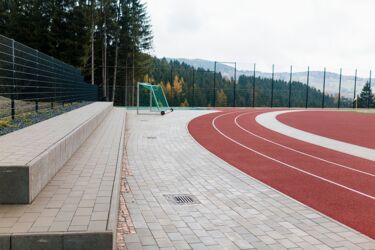 Zuschauerbereich mit gemauerten Sitzpodesten