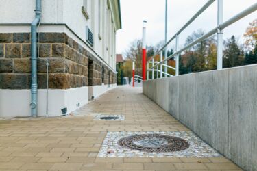 Gepflasterter Zuweg