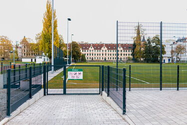 Eingangsbereich zum Kunstrasenplatz