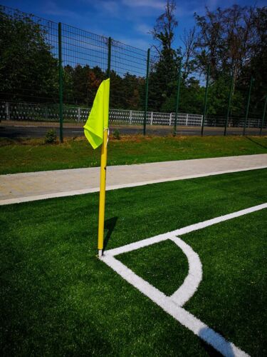 Fußball-Ecke mit gelber Fahne