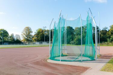 Grünes  Schutznetz auf Hammerwurfanlage