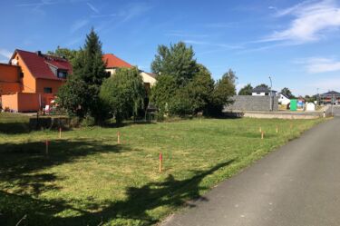 Blick auf das abgesteckte Baugrundstück