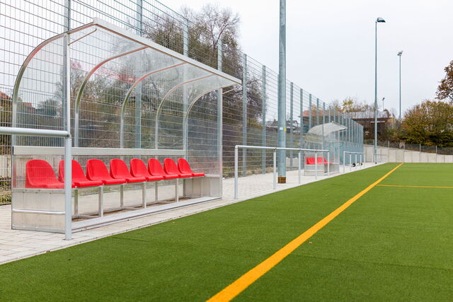 Blick auf rote Spielerbänke