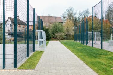 Barrieren und Ballfangzäune an den Spielfeldern