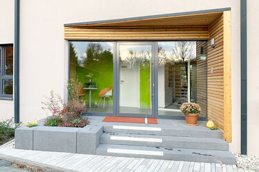 Blick auf den Eingangsbereich des neuen Bürogebäudes