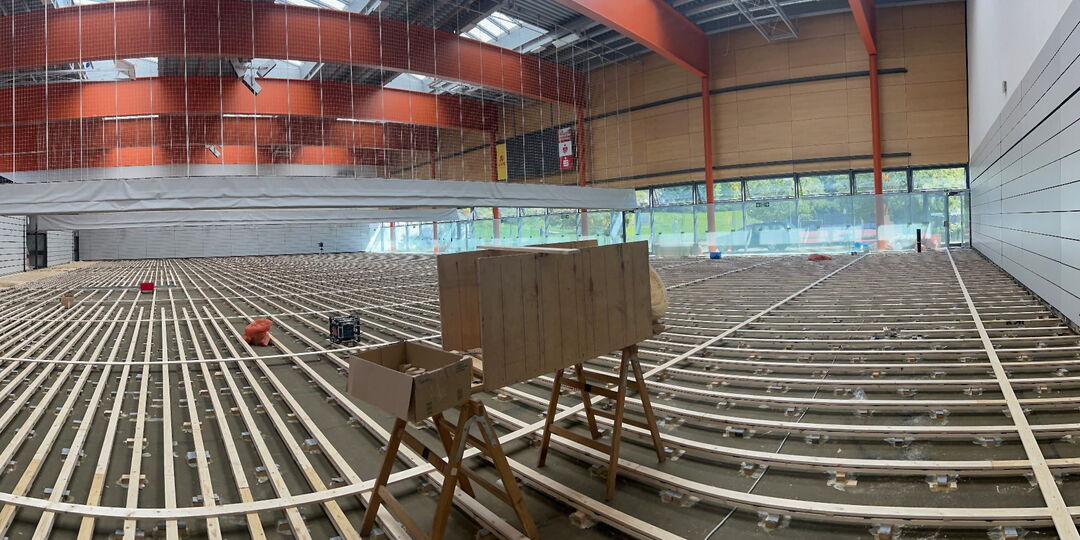 Blick in die Multihalle Meiningen während der Sanierung des Bodenbelags