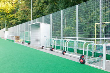 Blick auf Trainingsequipment neben Kunstrasenplatz