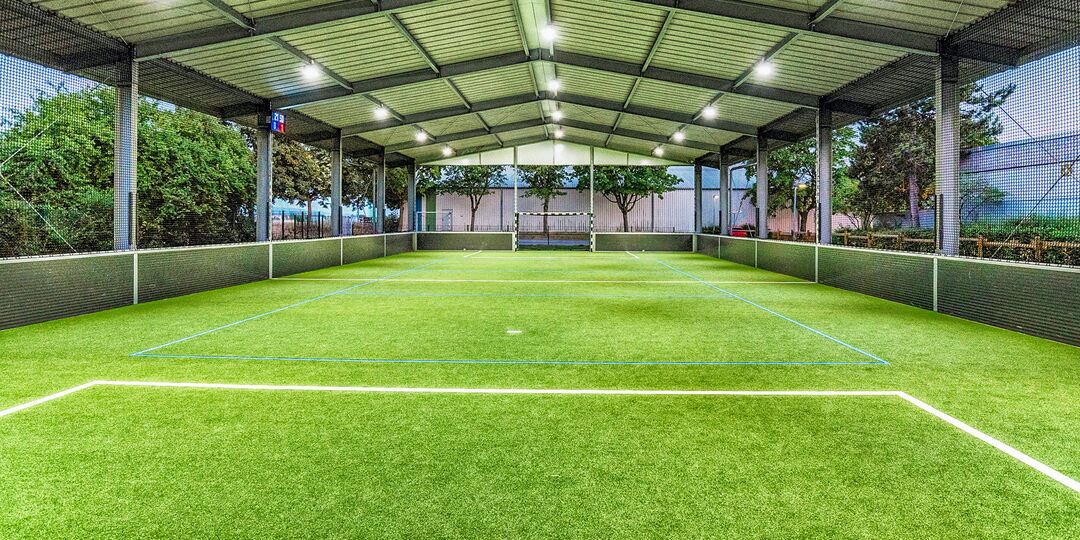 Überdachte Freilufthalle mit Kleinfeld-Fußballplatz