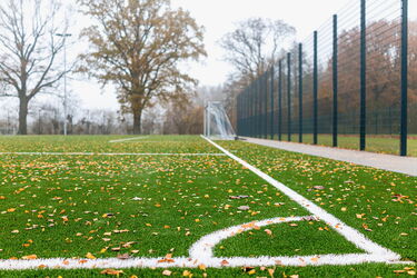 Blick von Seite auf Tor und Ballfangzaun