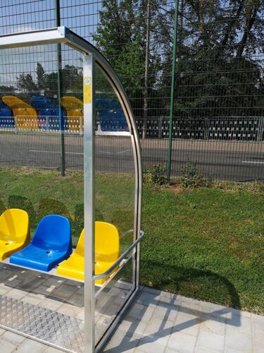 Blick auf blaue und gelbe Sitze der Spielerbank