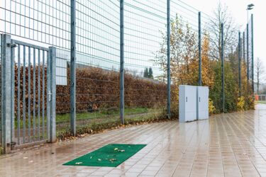 Blick auf Zaunanlage mit Eingangstor