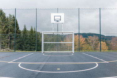 Blick auf Basketballfeld