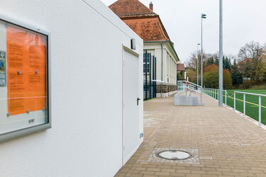 Kassenbereich am Rand des Kunststoffrasenspielfeldes