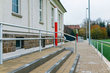 Detailaufnahme weißes Vereinshaus