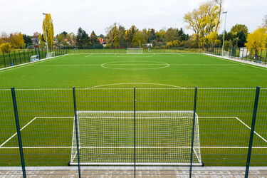 Blick auf Kunststoffrasenplatz
