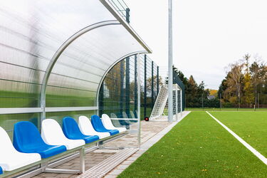 Detailaufnahme blaue und gelbe Sitze der Spielerbank