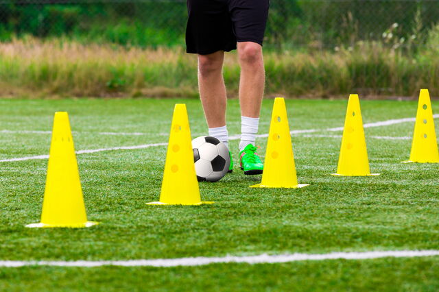 Dribblingübung - Symbolfoto für den Blogbeitrag „In 5 Schritten zum Förderantrag”