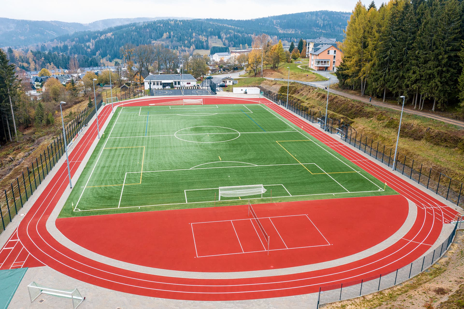Luftaufnahme: Blick auf das Areal der multifunktionalen Sportanlage