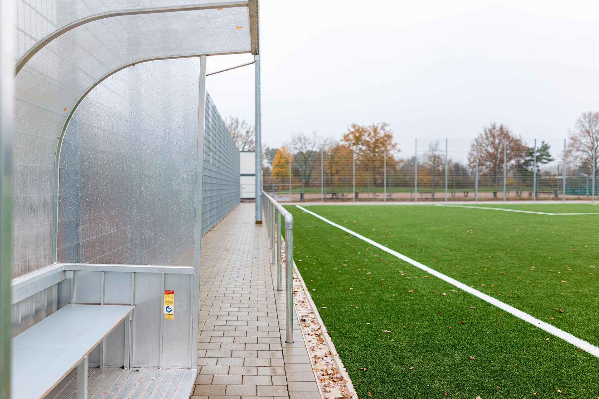 Blick auf Spielerbank des Sportplatz TuS Lübeck 1893 e.V.